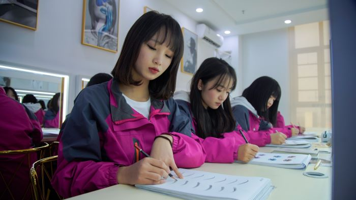 美妝專業(yè)就業(yè)：探索美麗產(chǎn)業(yè)的無限可能