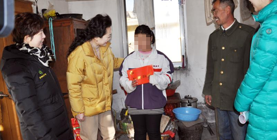 心系貧困家庭，走訪慰問暖人心